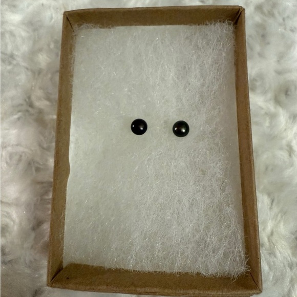 Elegant Black Pearl Stud Earrings - Picture 1 of 1